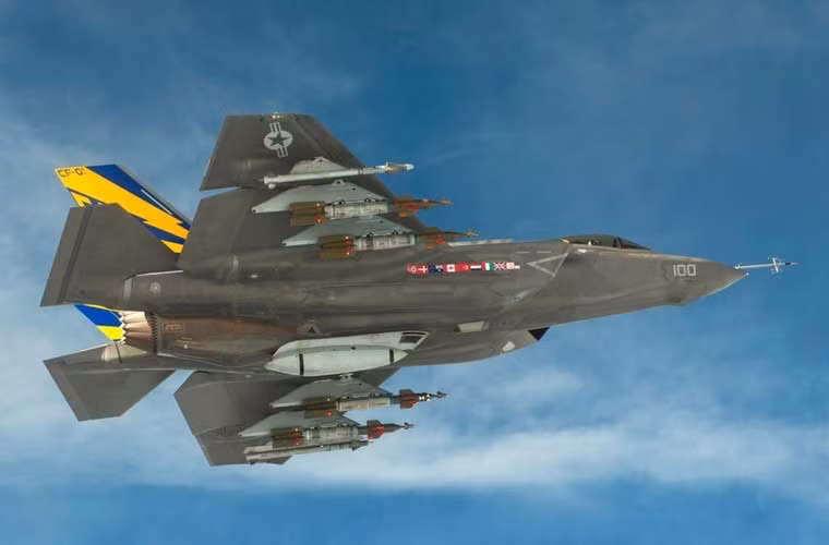 Với khả năng mang vác vũ khí mạnh mẽ, F-35 hoàn toàn có thể đáp ứng được yêu cầu tác chiến đối đất thay thế cường kích A-10. Nhưng vấn đề là nếu như mang đầy đủ vũ khí khiến F-35 mất đi khả năng tàng hình.