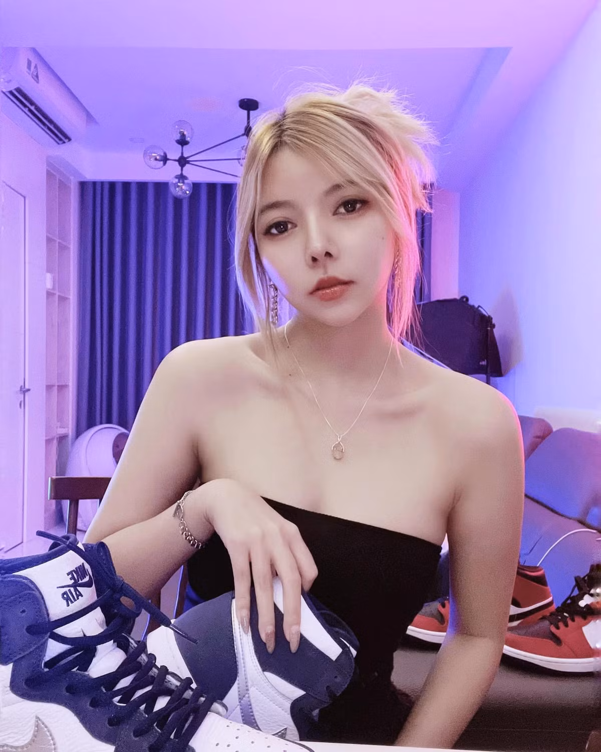 Cũng từ thời điểm đó mà cô thường xuyên cập nhật những hình ảnh mới nhất và sự nóng bỏng là điều đáng chú ý.