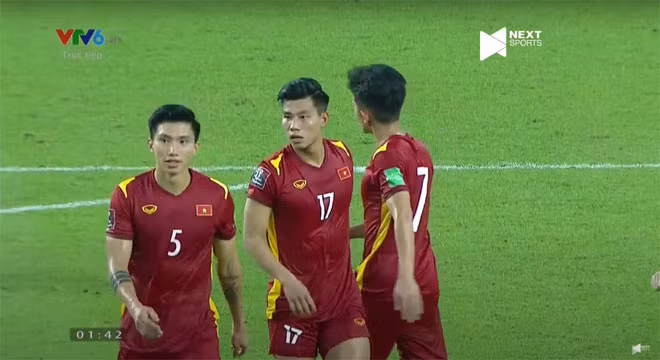 Đoàn Văn Hậu là cái tên không thể thiếu trong dàn trai đẹp của đội tuyển Việt Nam. Ngay khi được tung vào sân ở phút 79 của trận đấu, Văn Hậu đã thu hút sự chú ý nhờ chiều cao nổi bật trên sân cỏ.