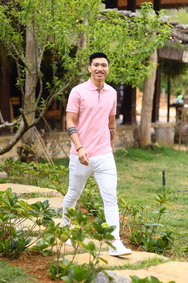 Ở ngoài đời thường độ đẹp trai, bảnh bao của Văn Hậu cũng không thể phủ nhận. Thời gian qua chàng cầu thủ đang vướng vào tin đồn hẹn hò với người đẹp Doãn Hải My, nhưng cặp đôi chưa hề lên tiếng xác nhận.