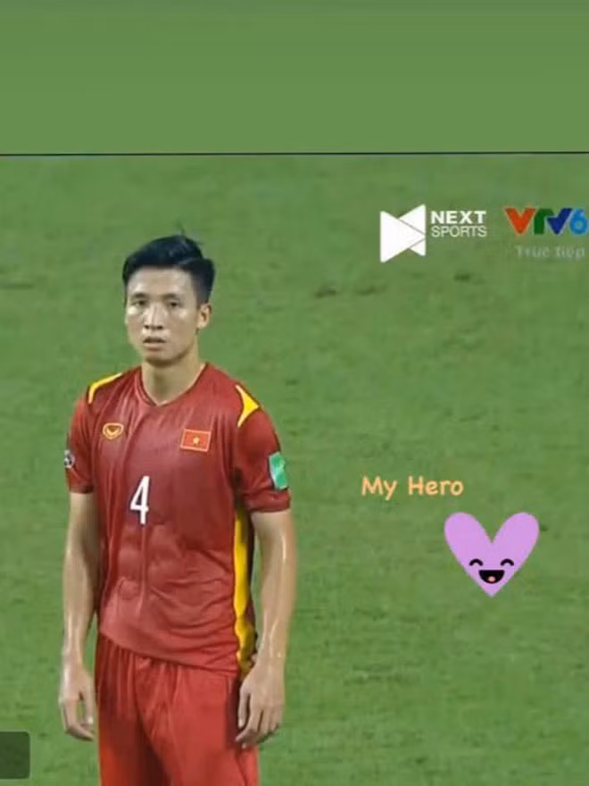 Hình ảnh đứng trầm ngâm và lộ thân hình 6 múi của chàng cầu thủ đội tuyển Việt Nam này đã nhanh chóng khiến hội chị em "xỉu lên xỉu xuống".