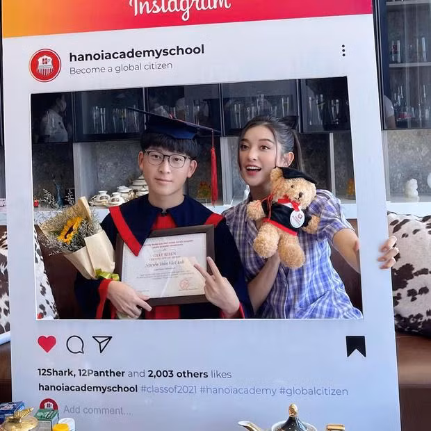 Sau khi những hình ảnh được chia sẻ, ngoài lời khen ngợi cho ngoại hình như "soái ca" của em trai Huyền My, ai nấy cũng đều choáng váng khi biết được trường học cậu bạn vừa tốt nghiệp.