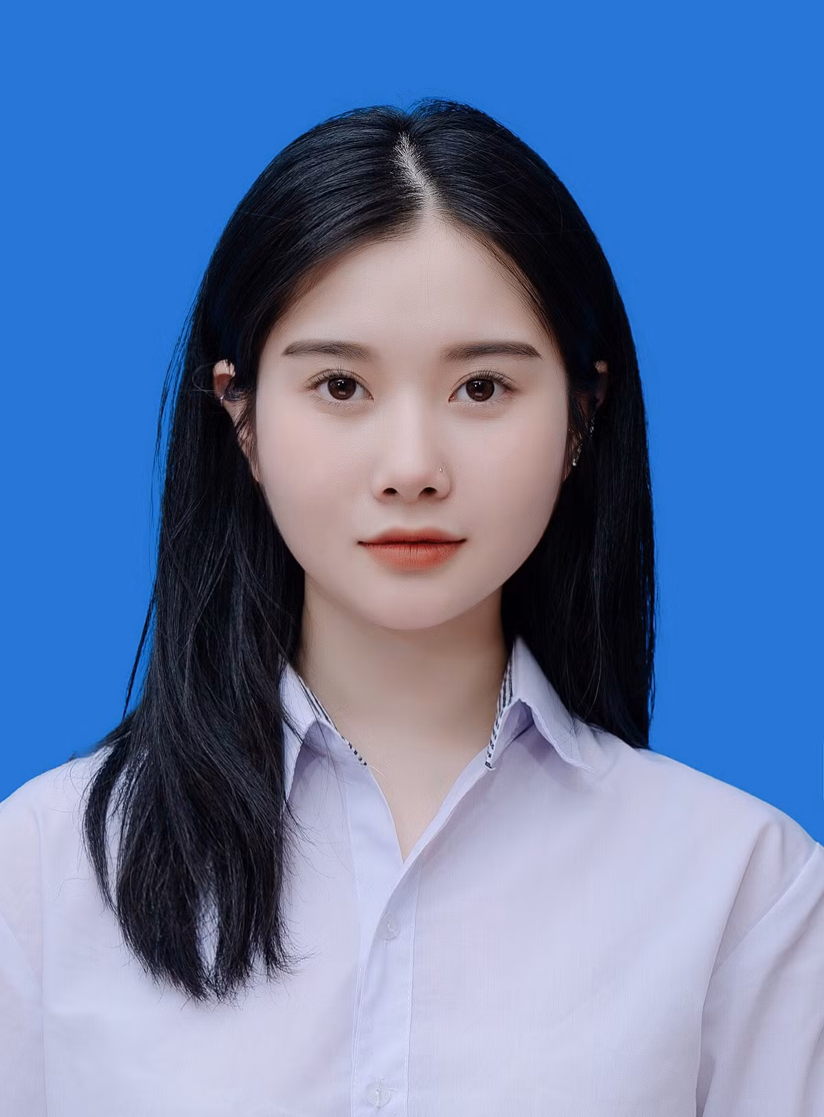 Dư Quách Trà (sinh năm 2003), học lớp 12 trường THPT Phan Đình Phùng, Hà Tĩnh được cư dân mạng biết đến với danh xưng "hot girl ảnh thẻ".