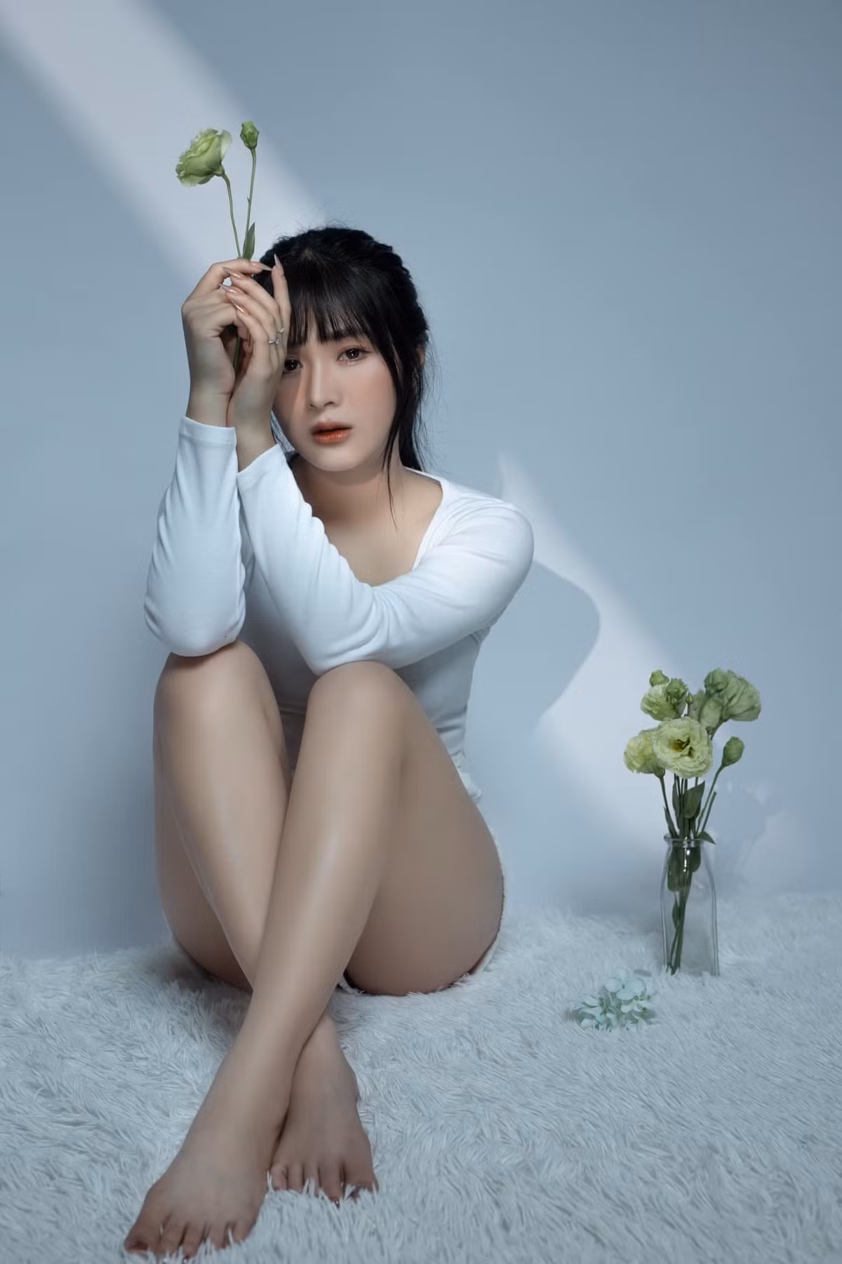 Dù cô gái khoe ngực "khủng" không phải là Quỳnh Alee nhưng ai cũng phải công nhận rằng cô nàng ngoài đời cũng có nhan sắc và vóc dáng vô cùng xinh đẹp.
