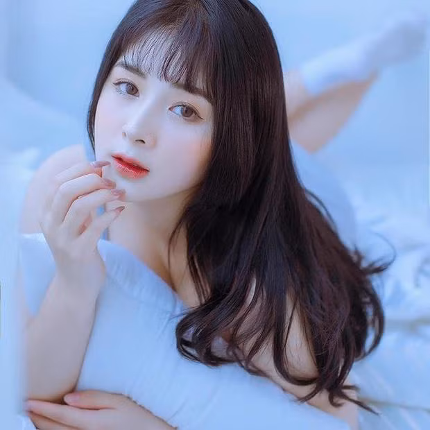 Tuy nhiên, sau khi lên tiếng đính chính thì được biết hình ảnh trên không phải là của streamer này, cư dân mạng đã tự lấy ảnh Quỳnh Alee và ghép với thân hình của thiếu nữ khác.