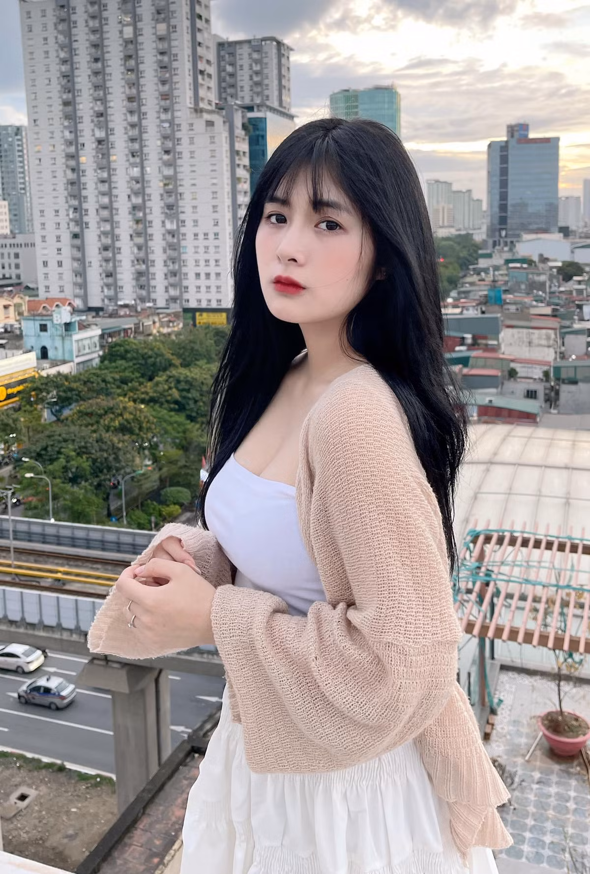 Quỳnh Alee là một trong những cái tên rất mới trong làng streamer Việt. Cô nàng sinh năm 2001, hiện là sinh viên Đại học Luật Hà Nội.