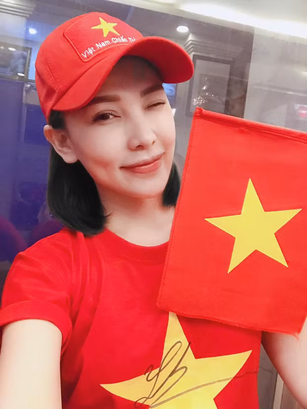 Mới đây nhất Tiến Linh lại bị đồn đoán là có tình cảm với nữ diễn viên xinh đẹp Quỳnh Thư khi trên TikTok nam cầu thủ chỉ theo dõi mình “đàn chị".