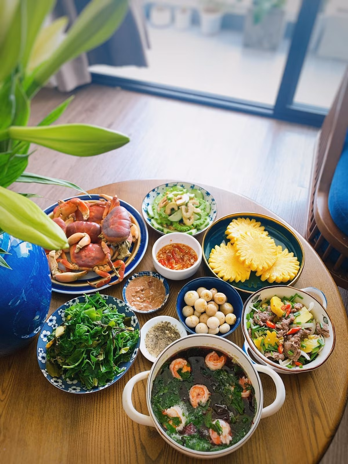 Mâm cơm gia đình tuy khác biệt về món ăn, hình thức và cách chế biến nhưng đều có điểm chung là niềm tự hào về “cơm nhà ta”. Ảnh: Cao Mai Quỳnh Trang