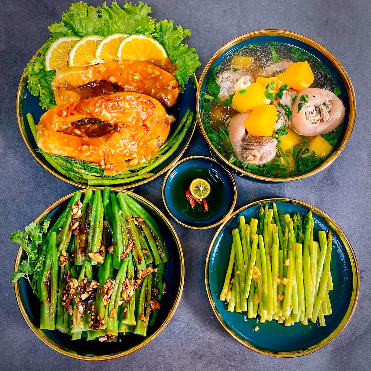 Khác với hình ảnh món ngon đẹp lung linh, được set-up sống ảo ở hàng quán sang trọng hay đặc sản trên đường du lịch, cơm nhà có phần giản dị hơn. Ảnh: Tuyết Ruby