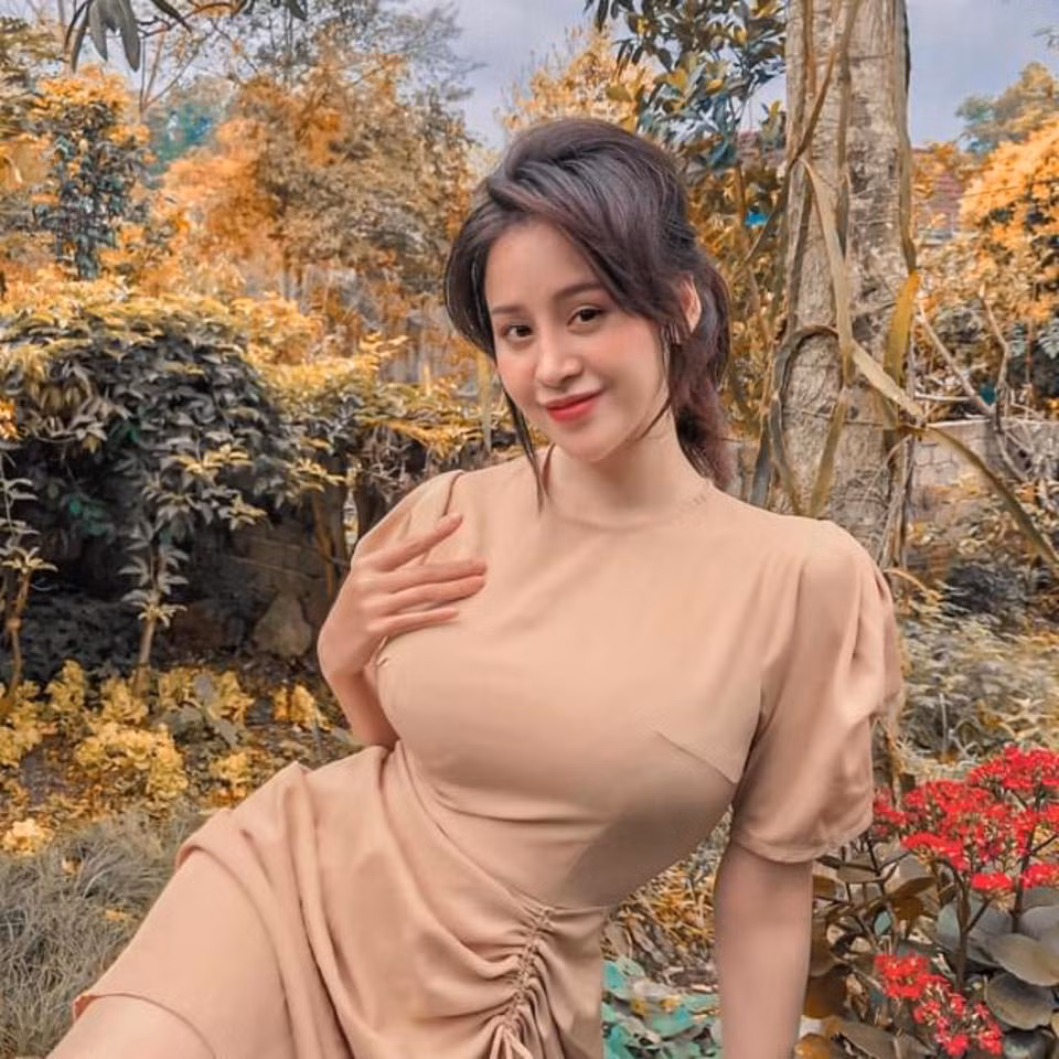 Dù không hở hang quá bạo như trước đây nhưng hình ảnh mới của bà Tưng lại khiến cư dân mạng mê mẩn với đôi chân trắng nõn, nuột nà.