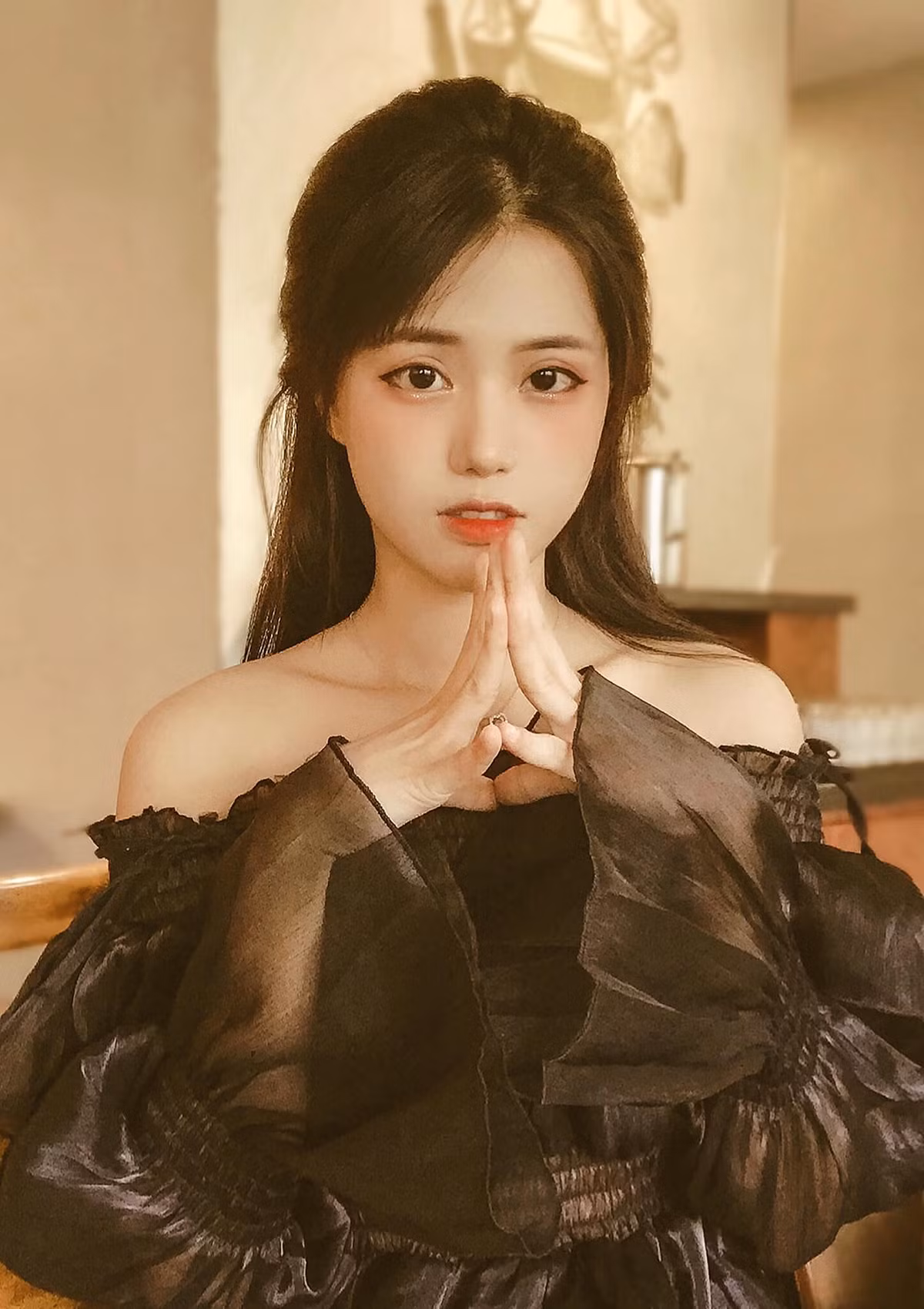 Ngoài làm TikToker, Kiều Oanh còn là nữ coser được mọi người biết đến nhiều. Có niềm đam mê các thể loại truyện tranh như manga, manhwa, manhua,...nên khi lớn lên Kiều Oanh bắt đầu yêu thích việc cosplay vào những nhân vật mà cô nàng yêu thích.