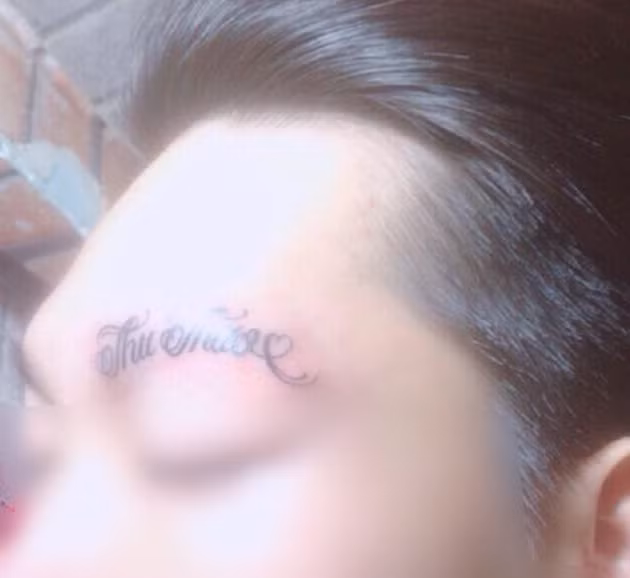 Thay vì xăm đè lên lông mày, chàng trai này lại quyết định cạo hết sạch rồi mới xăm tên lên để lấp vào chỗ trống đó. Hình xăm ở vị trí độc đáo này đã nhanh chóng gây chú ý trên MXH.