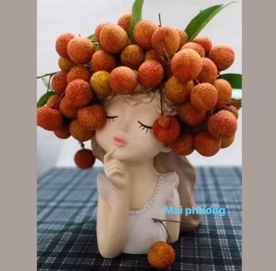 Có những chị em còn khéo léo hơn khi sử dụng những chùm vải để tạo hình trên các bình hoa. Ảnh: Mai Phương