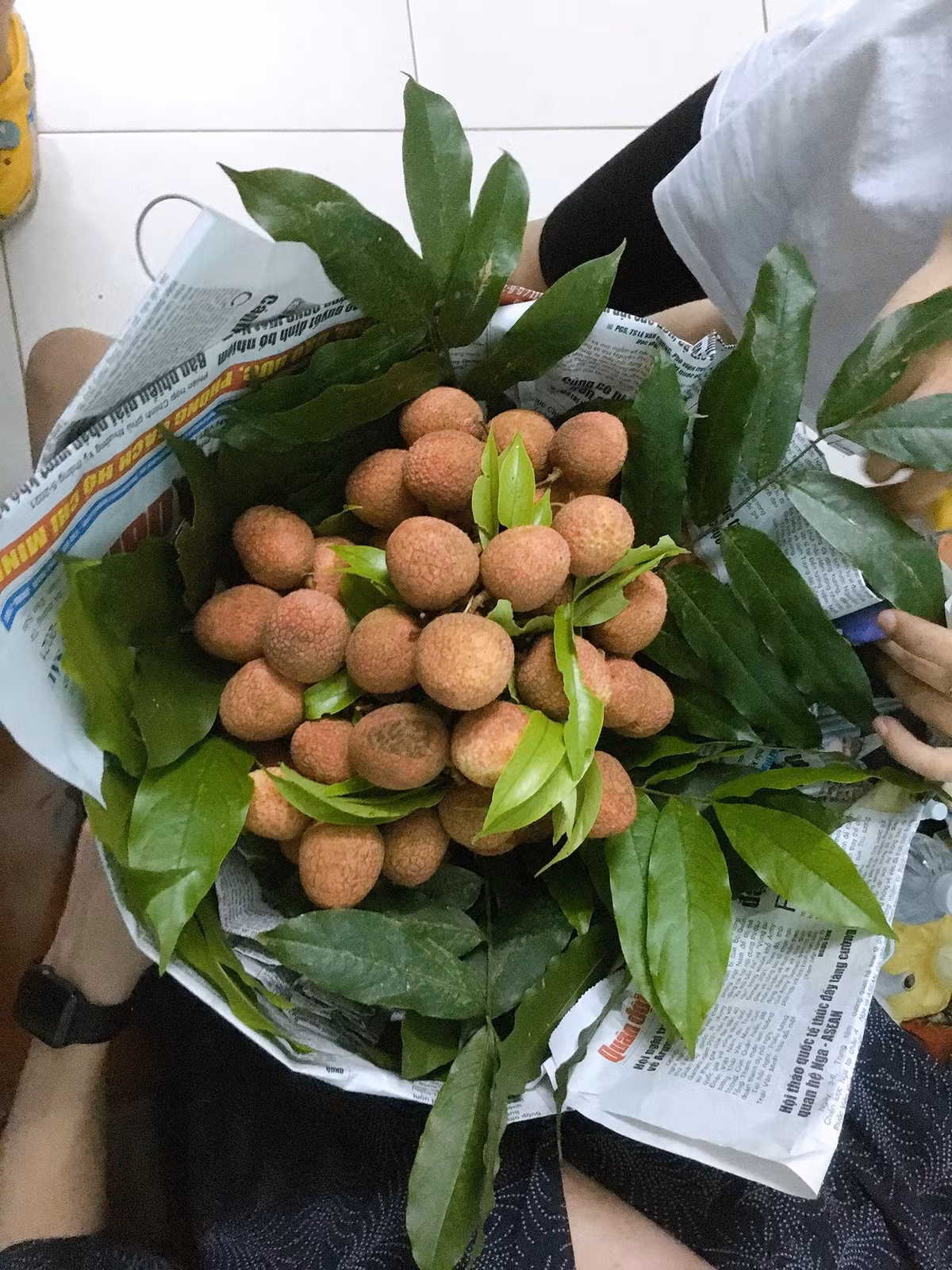 Những quả vải đỏ hồng đều tăm tắp khi xếp thành chùm trông cũng cực kỳ bắt mắt, vừa giải quyết được khâu thẩm mỹ lại có thể ăn được ngay. Ảnh: Maii Hoa