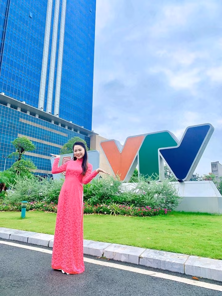 Nóng cùng Euro năm nay có 3 MC dẫn chính gồm Bảo Nghi, MC Minh Tiệp và MC Quỳnh Hương. Trong 3 người dẫn chương trình, nữ MC VTV Quỳnh Hương nổi bật hơn cả vì sự thông minh và hiểu biết của mình.