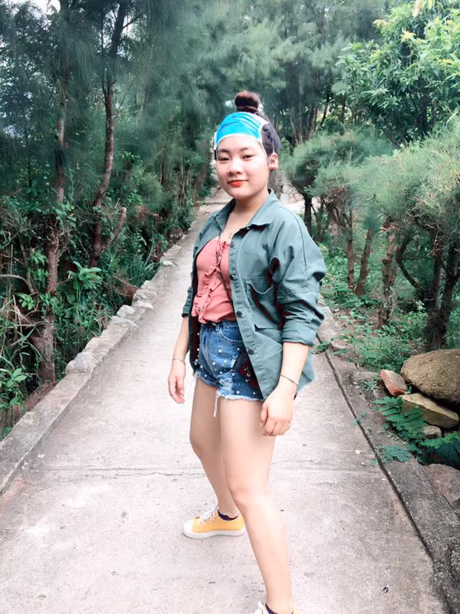 Kiểu này ai chụp cũng ra chân dài, mà "phó nháy" của cô nàng xui là không nằm trong số đó. Ảnh: Facebook