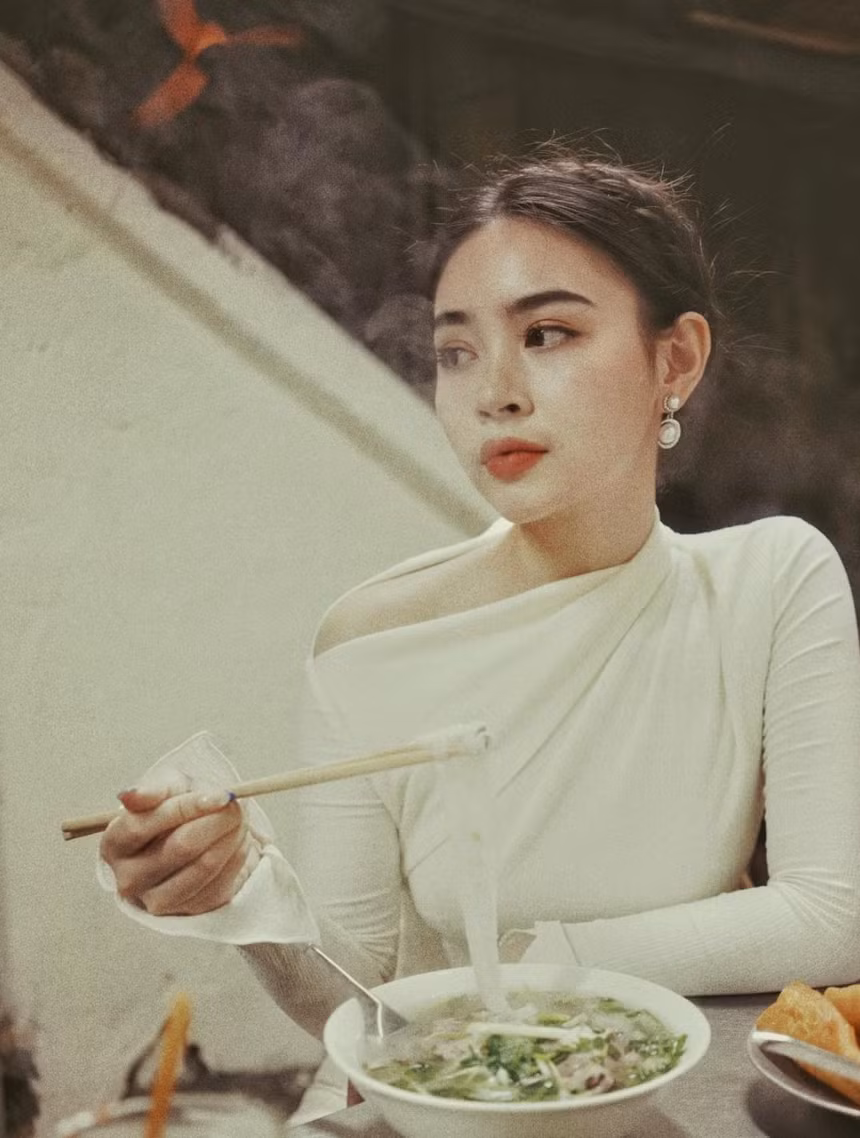 Cô nàng không chỉ sở hữu gương mặt sắc sảo, làn da trắng trẻo, sống mũi cao thẳng cùng đôi mắt to tròn mà còn có profile xịn sò.