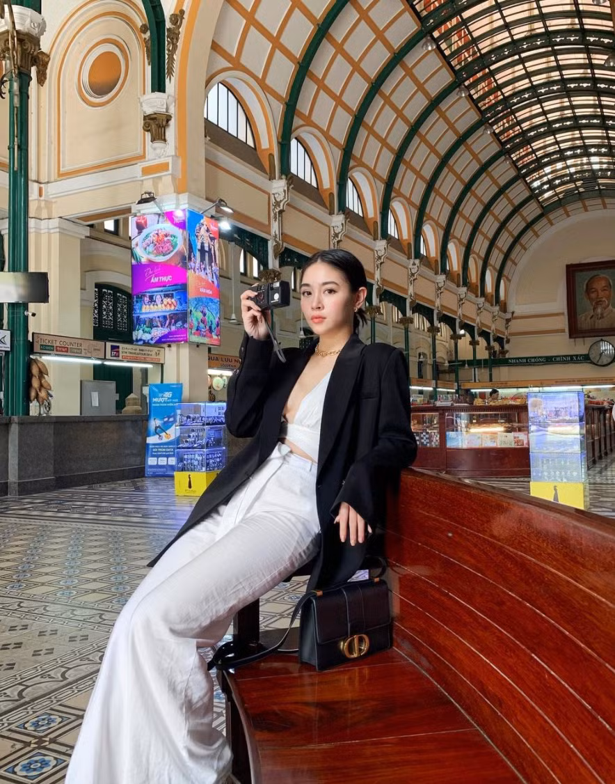 Không hổ là thí sinh Hoa hậu, Diệu Linh không chỉ khoe body nuột nà, chuẩn chỉnh không chút mỡ thừa mà còn sẵn tiện thể hiện thần thái ngút ngàn nữa.