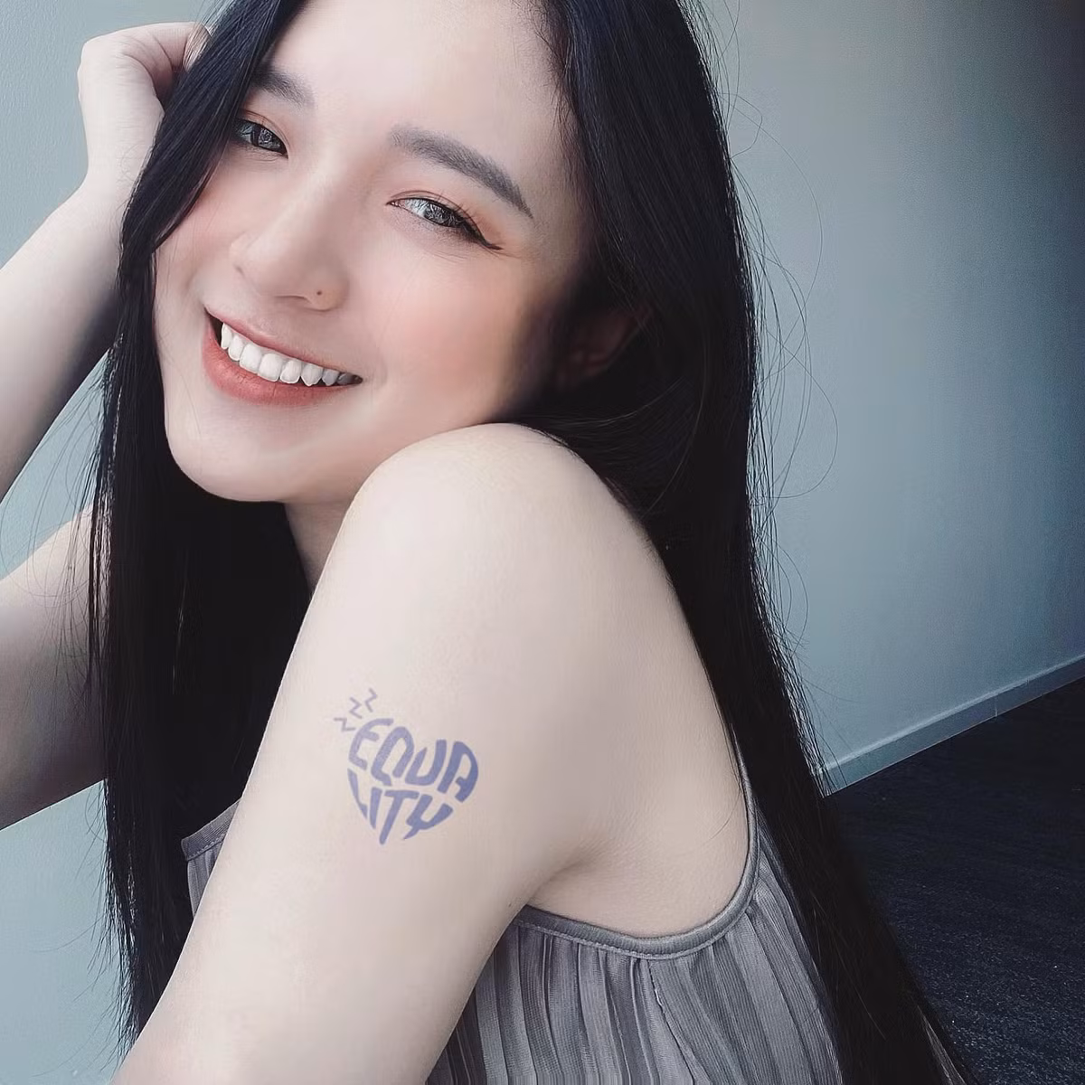 Mới đây, MC Phương Thảo khiến netizen "xỉu up xỉu down" khi khoe hình xăm đầu tiên trên cánh tay. Đính kèm hình ảnh, cô gái 9x chia sẻ: "Cuối cùng tôi cũng đã sở hữu hình xăm đầu tiên".
