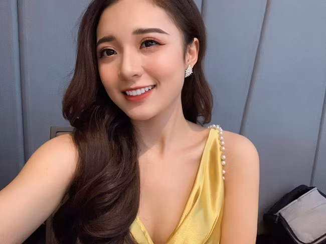 Nu MC tre nhat VTV khoe hinh xam khien netizen “choang” nhe