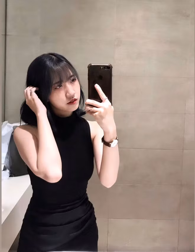 Đoan Minh nhận không ít "gạch đá" từ phía cộng đồng mạng. Cô đã phải khóa bình luận để tránh việc bị công kích trên tài khoản cá nhân.