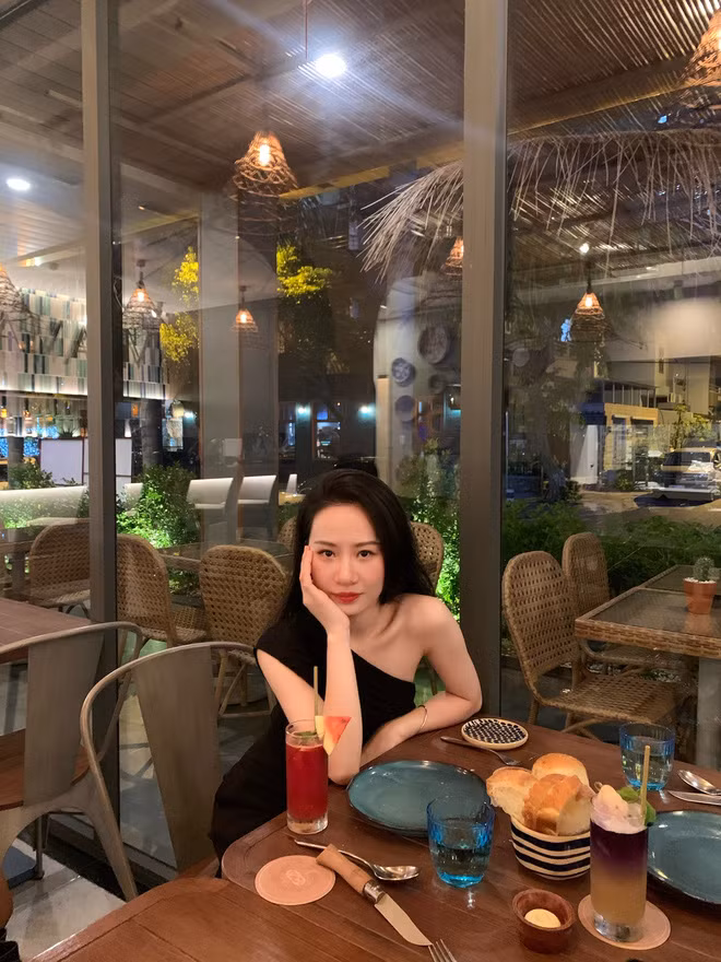 "Vừa giàu vừa xinh đúng chuẩn con nhà người ta", “Gia đình có điều kiện mà lại học giỏi, đúng là ngưỡng mộ quá!”,… là một số bình luận của cư dân mạng.