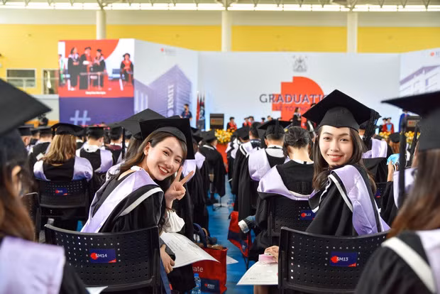 Được biết, Thúy Hằng vừa tốt nghiệp chuyên ngành Digital Marketing loại Giỏi của trường RMIT vào tháng 3 năm nay.