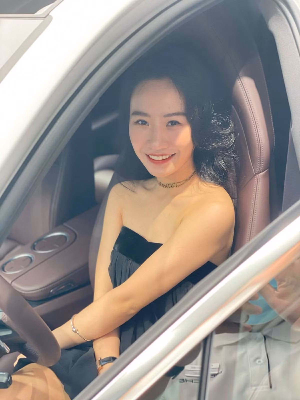 Bên cạnh gây choáng với gia thế "không phải dạng vừa" khi cô học trường RMIT, Thúy Hằng còn khiến netizen bất ngờ là việc rich kid này được bố mẹ "thưởng nóng" một siêu xe 7 tỷ.