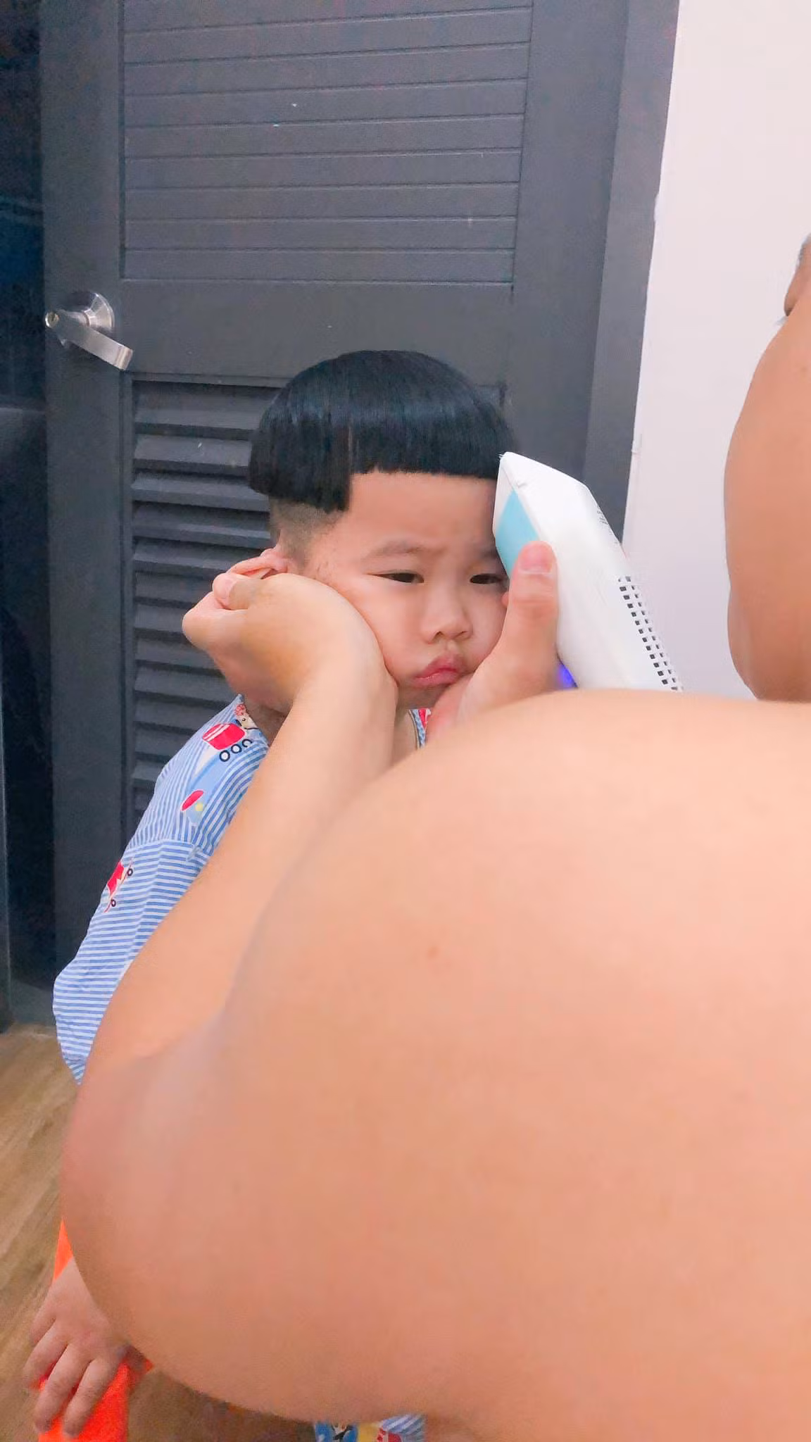 Theo đó, vì các cửa hiệu cắt tóc phải đóng cửa chống dịch COVID-19 nên ông bố này phải tự cắt tóc cho con tại nhà. Tuy nhiên tác phẩm cắt tóc thảm họa của ông bố này đã khiến netizen một phen cười bò.