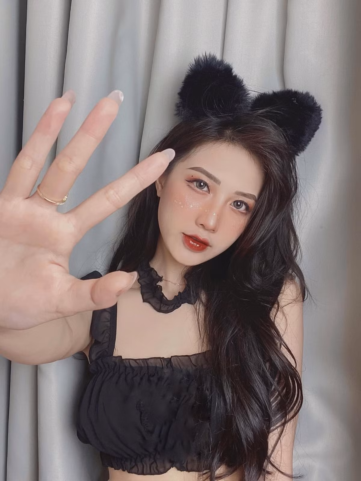 Ngoài sở thích đi du lịch, Linh Hương còn có niềm đam mê xem bóng đá.