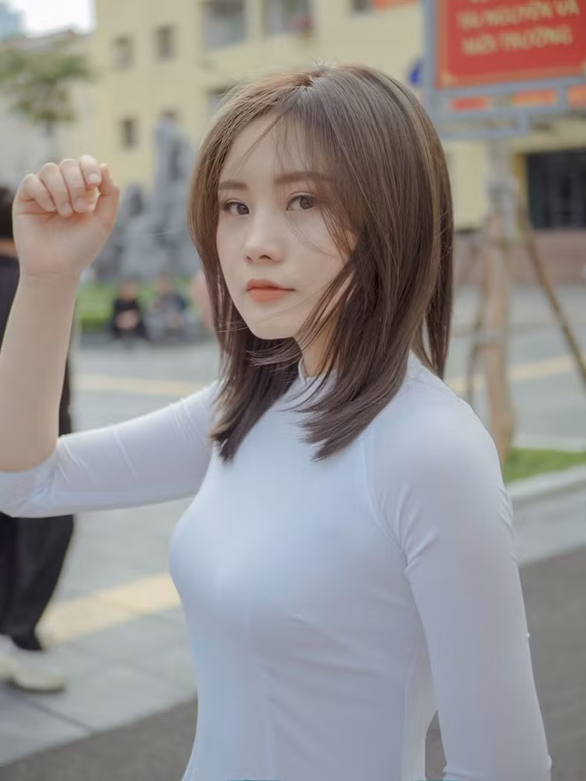 Sự dịu dàng, nét trong trẻo của thiếu nữ Bắc Giang càng được tôn lên khi cô diện trang phục áo dài truyền thống.