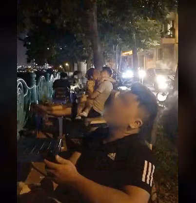 Quán cà phê, nơi công cộng là nơi có nhiều người tụ tập với đủ tầng lớp, lứa tuổi nên những hành động phản cảm rất đáng lên án. Ảnh: Facebook