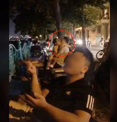 Ngay khi đoạn clip được đăng tải, nhiều cư dân mạng đã bày tỏ sự bức xúc trước hành động kém ý thức của cặp đôi này. Ảnh: Facebook