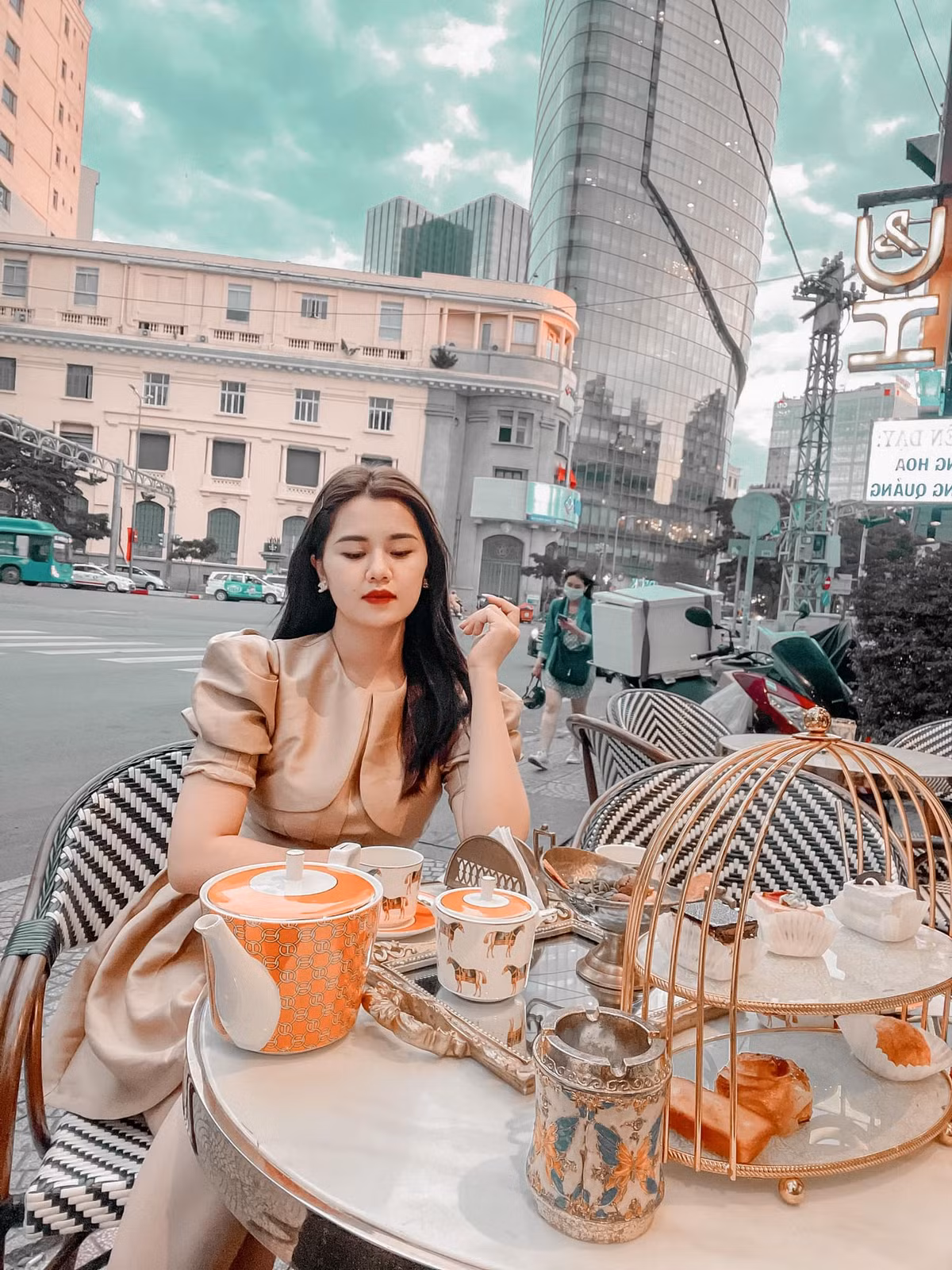 Ngoài ra, Thùy Phương còn gây ấn tượng với làn da căng bóng, mịn màng, mái tóc dài suông mượt nhờ đều đặn chăm sóc da và tóc.