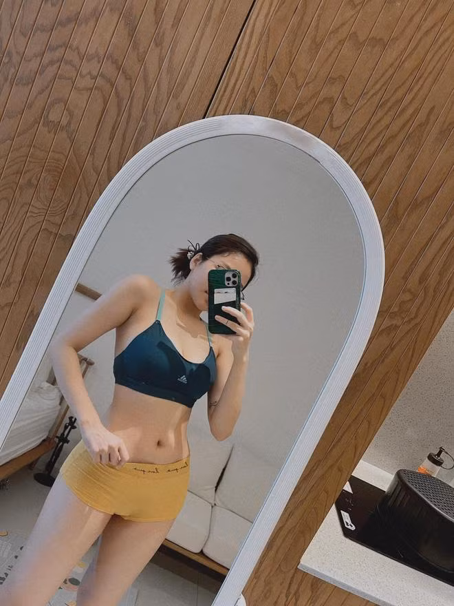 Mới đây trên trang cá nhân, hot girl Trâm Anh gây chú ý khi khoe ảnh than thở về chuyện ngoại hình. Đính kèm hình ảnh, cô viết :"Tiền trong túi thì phụ tình bạc nghĩa. Mỡ trên người thì chung thủy sắt son. Bắt đầu chế độ giảm bóp mồm bóp miệng nào".