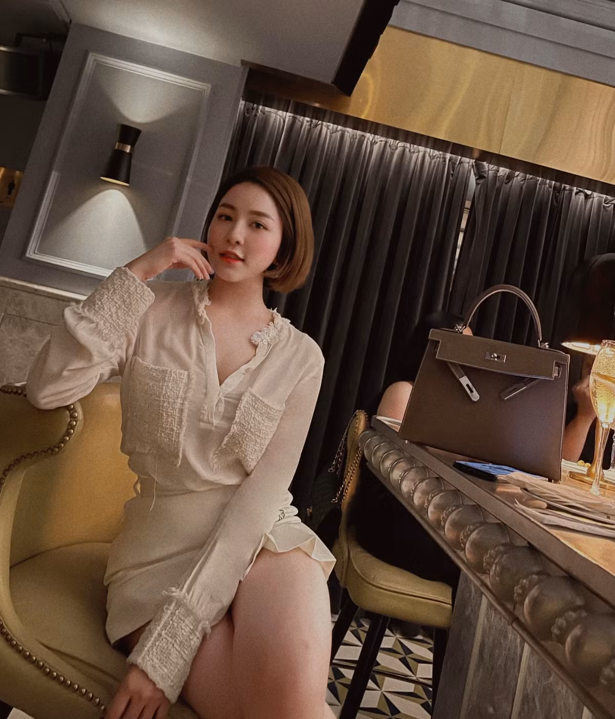 Nếu theo dõi trang cá nhân của người đẹp xứ Thanh này, nhiều người sẽ thấy cô nàng thường xuyên dành thời gian tập luyện cũng như áp dụng các chế độ ăn uống khoa học để có được vóc dáng thon gọn.