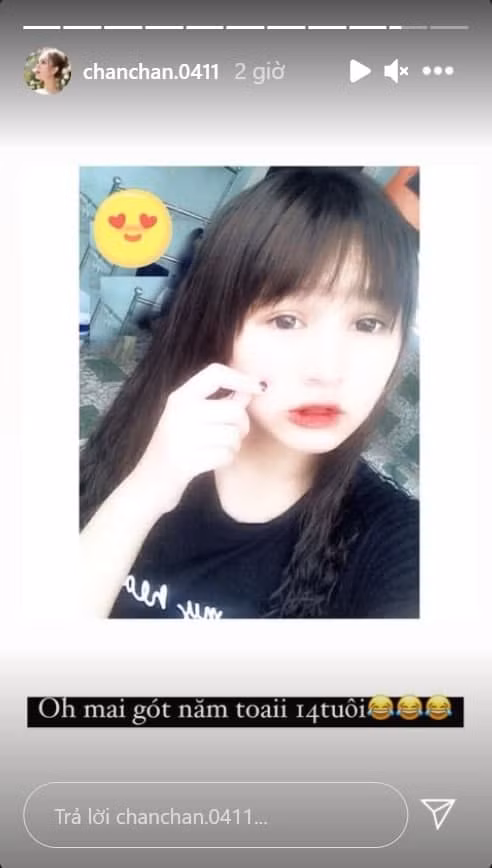 Mới đây, gái xinh 2K này bất ngờ "đào" lại bức ảnh hồi còn đi học rồi chia sẻ lên MXH, hình ảnh đã khiến netizen không khỏi ngỡ ngàng.