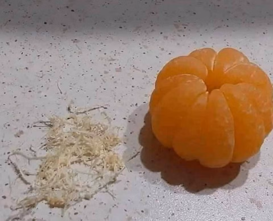 Ngồi bóc từng sợi như thế này cho qua mùa cách ly.