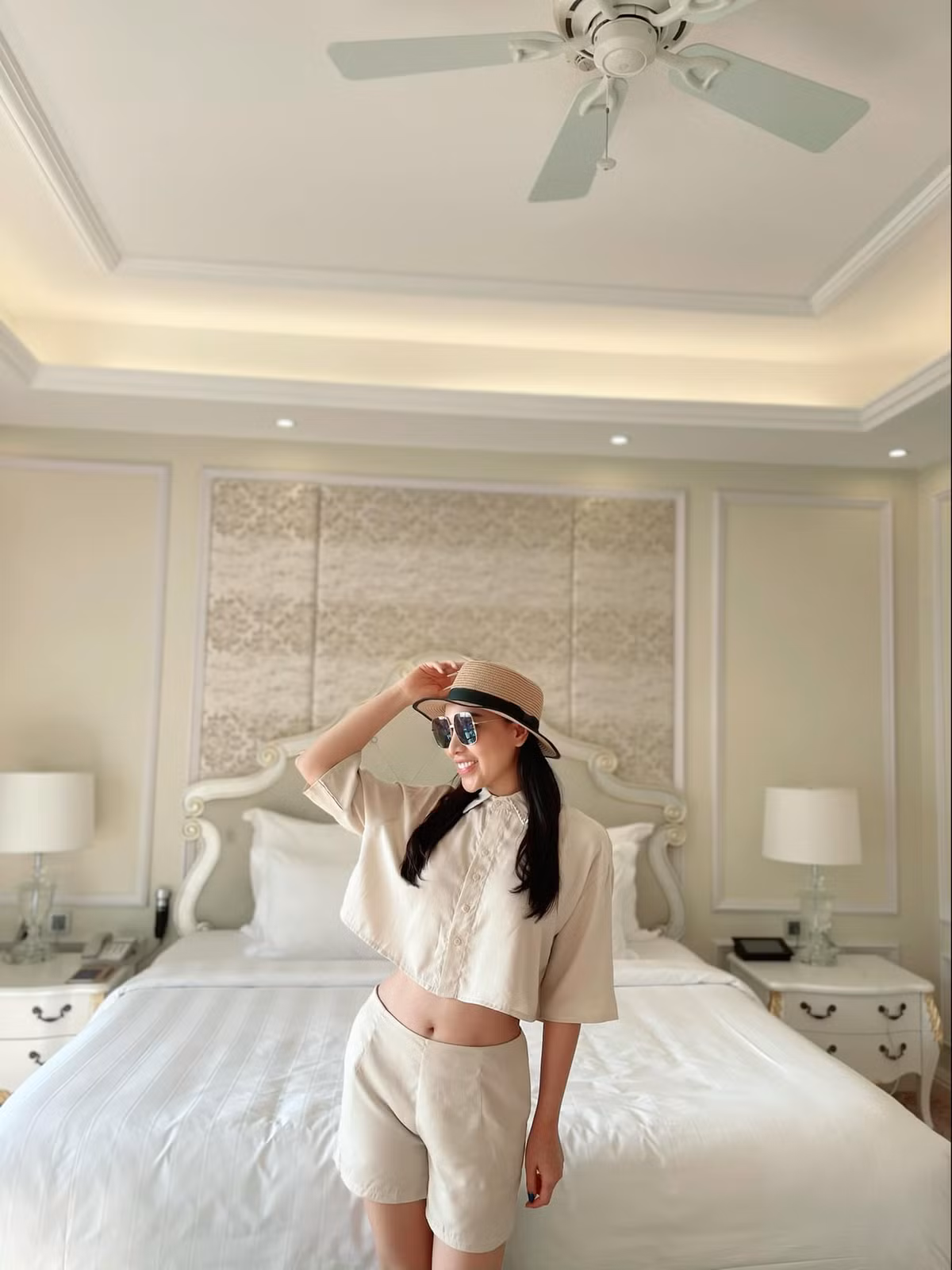 Cô nàng yêu thích những thiết kế hở bạo, theo đuổi phong cách gợi cảm.