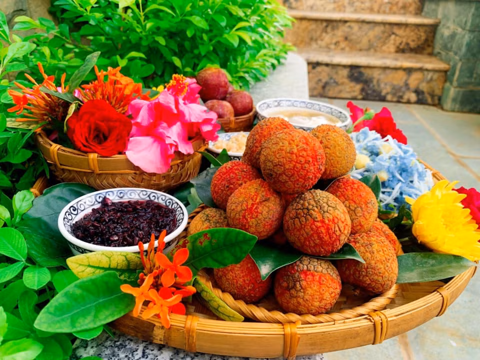 Vẫn là hoa quả theo mùa, bánh trái quen thuộc nhưng hội chị em đảm ngày càng sáng tạo trong việc bày biện đẹp mắt, trang trọng hơn nhiều. Ảnh: Minh Thủy