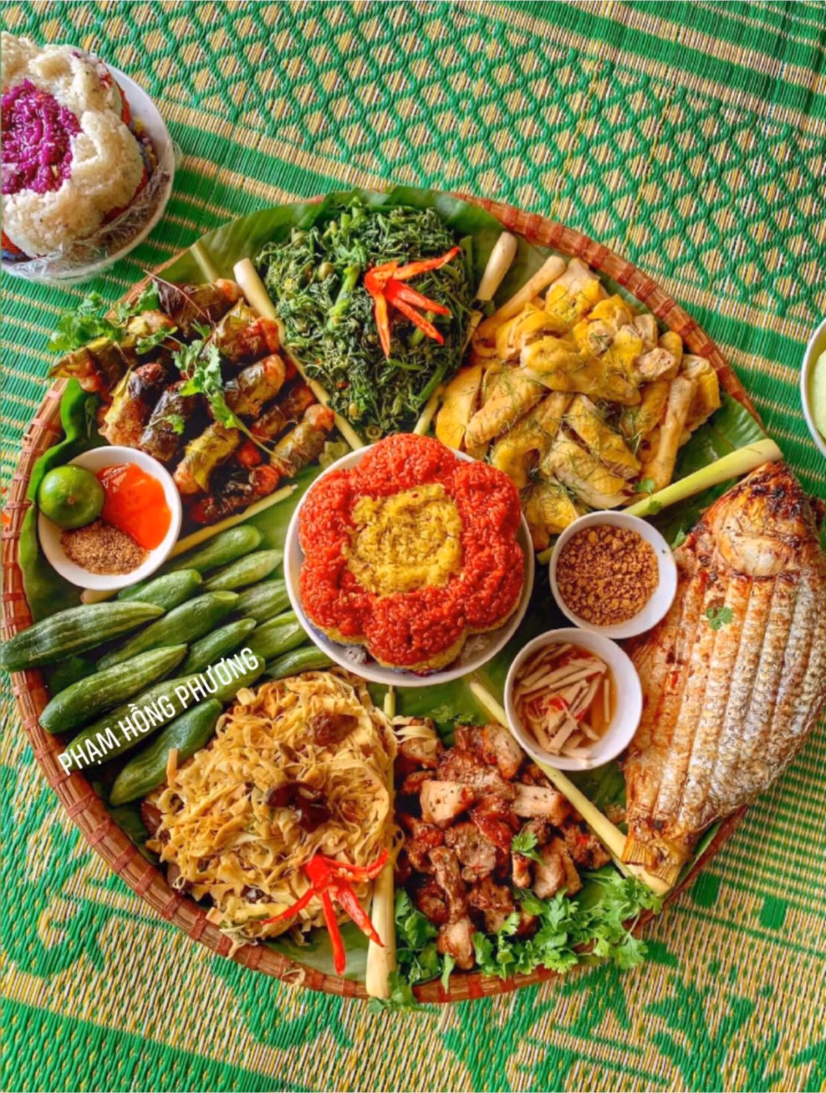 Nhiều chị em vẫn coi ngày Tết Đoan Ngọ là dịp để nấu nướng, tụ họp gia đình, khoe thành quả của mình với người thân, bạn bè. Ảnh: Phạm Hồng Phương