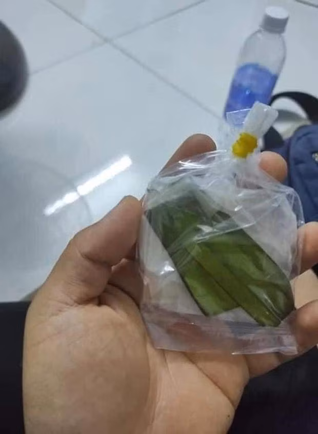 "Chủ thớt" này đã mua một bịch bánh tráng trộn săn sale giá 1 ngàn đồng, nhưng món hàng người này nhận được khiến cư dân mạng tá hỏa vì nó chỉ nhỏ xíu trong lòng bàn tay.