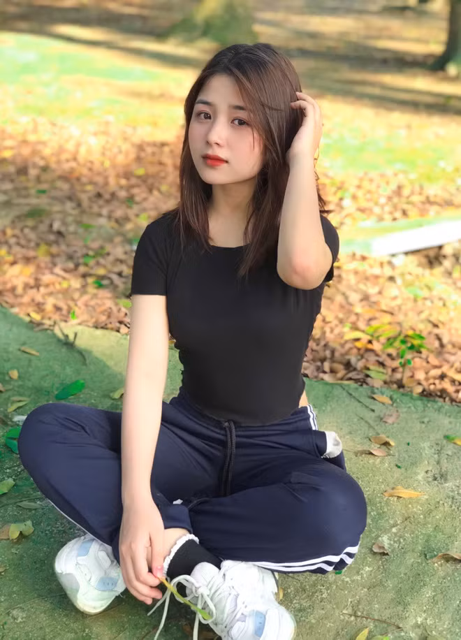 Hiện tại đang học lớp 11 nên nàng hot girl thế hệ mới này đặt nhiệm vụ học tập lên hàng đầu, trang bị kiến thức để có thể vượt qua những kỳ thi quan trọng, theo đuổi được ngôi trường đại học mơ ước.