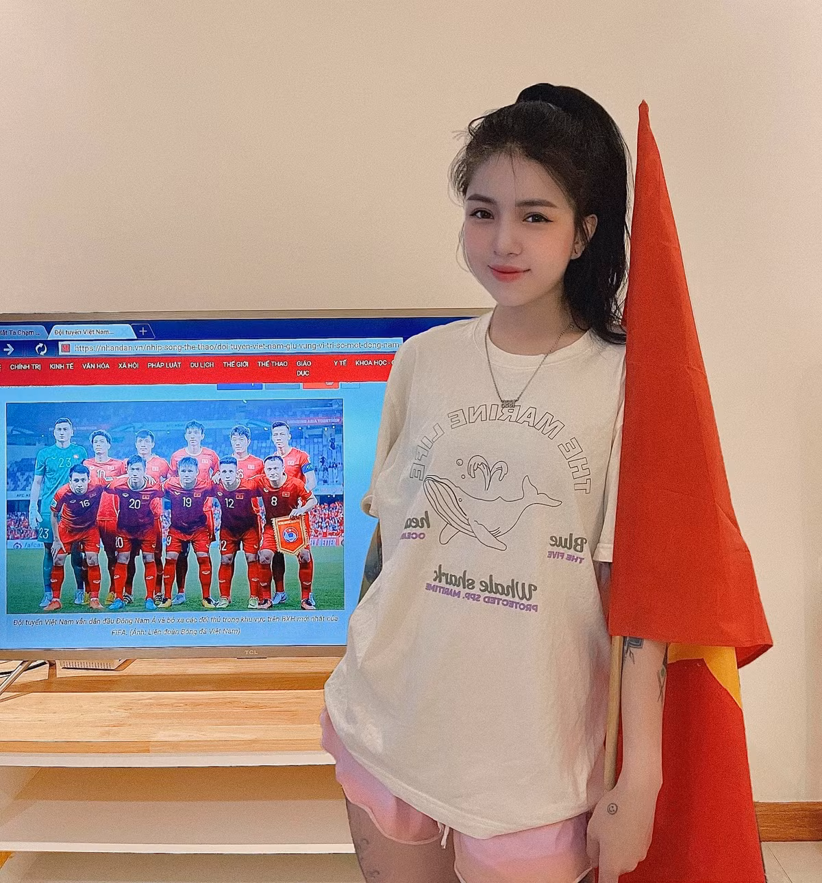 Dù không phải là cái tên quá hot trên MXH, thế nhưng sau khi "hot girl xăm trổ" này đăng tải khoảnh khắc cổ vũ bóng đá tại gia thì ai nấy đều phải để ý, bởi nhan sắc cô nàng quá xinh đẹp.
