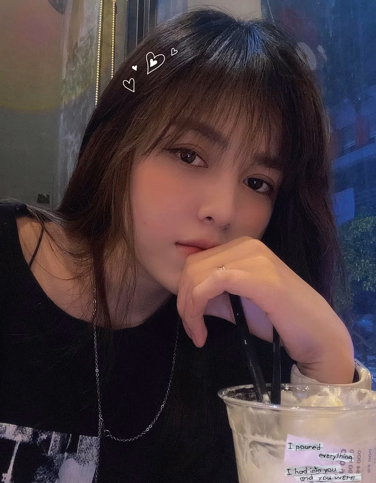 Câu chuyện bị gia đình từ mặt, hàng xóm dị nghị vì những hình xăm của Bii Trinh từng nổi tiếng khắp các trang mạng, tuy nhiên cô gái trẻ vẫn quyết một mình tự kiếm tiền đi học xăm.