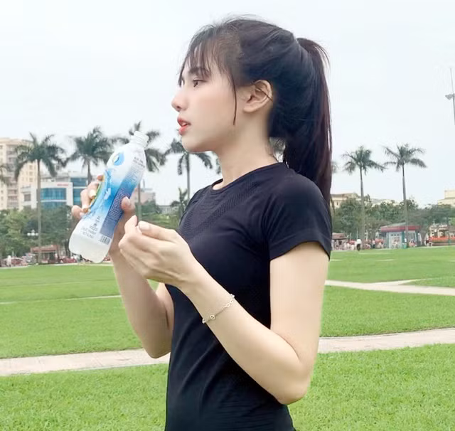 Được biết, chủ nhân của những bức ảnh này là Phạm Quỳnh Trang, sinh năm 1996. Những khoảnh khắc của hot girl 9x được chụp tại quảng trường thành phố Vinh, Nghệ An.