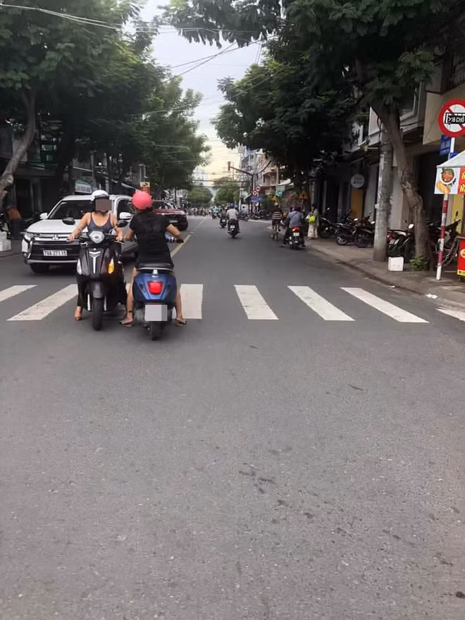 Cứ tưởng vì lý do phương tiện bị trục trặc, hay ai đó rơi đồ phải dừng lại nhặt, thế nhưng, khi tiến gần tới nơi mới "ngã ngửa" khi biết các chị gái chỉ đơn giản là đứng buôn chuyện với nhau mà thôi.