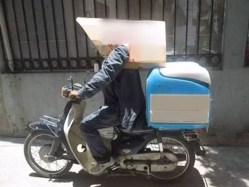 Nhiều người đã tận dụng thùng giấy để làm trang bị chống nắng nóng.