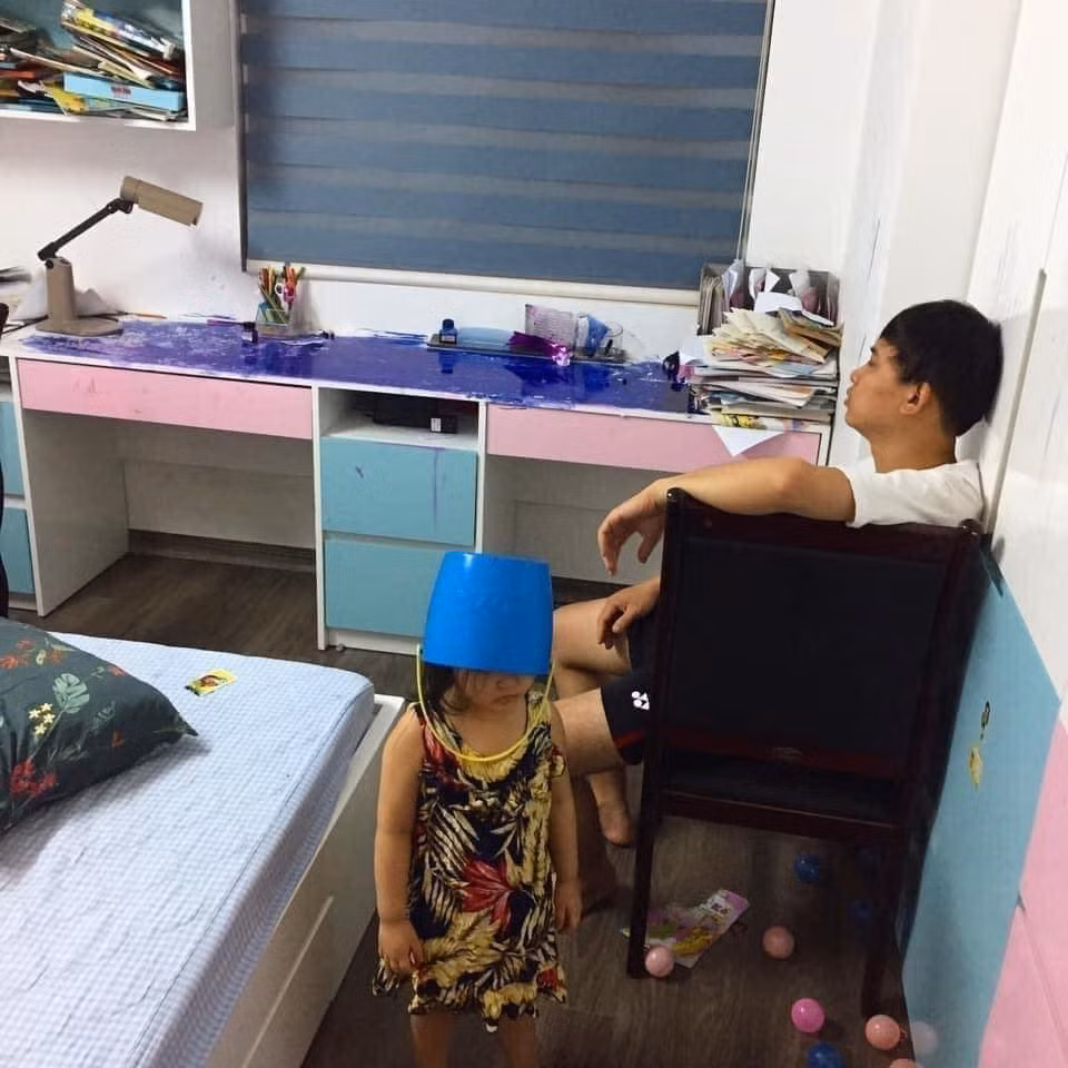 Một pha đổ mực lên bàn khiến người bố chỉ biết nhìn trong đau khổ. Ảnh: Tổng hợp