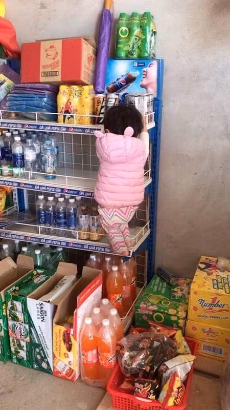 Những pha leo trèo, vắt mình uyển chuyển như vận động viên nhảy cao của nhiều bé gái cũng khiến phụ huynh phải "hú hồn".
